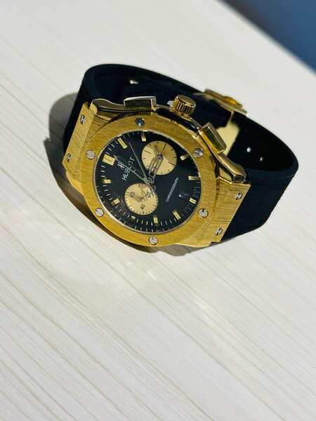 Montre chronographe octogonale dorée, cadran noir, bracelet silicone noir