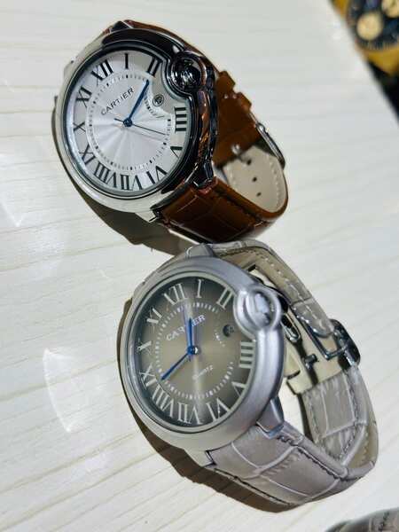 Montres rondes à chiffres romains, coloris argenté et gris
